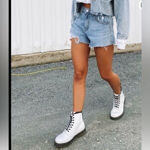 Dr. Martens 11821 lace up boot! ☺️